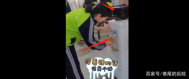 為方便學(xué)生喝醋，學(xué)校將醋放在飲水機(jī)里，網(wǎng)友：飲水機(jī)都是醋